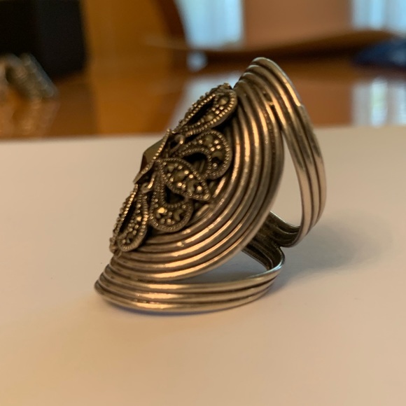 Sterling Silver Ring with Floral Design Sz 7 - Picture 2 of 4